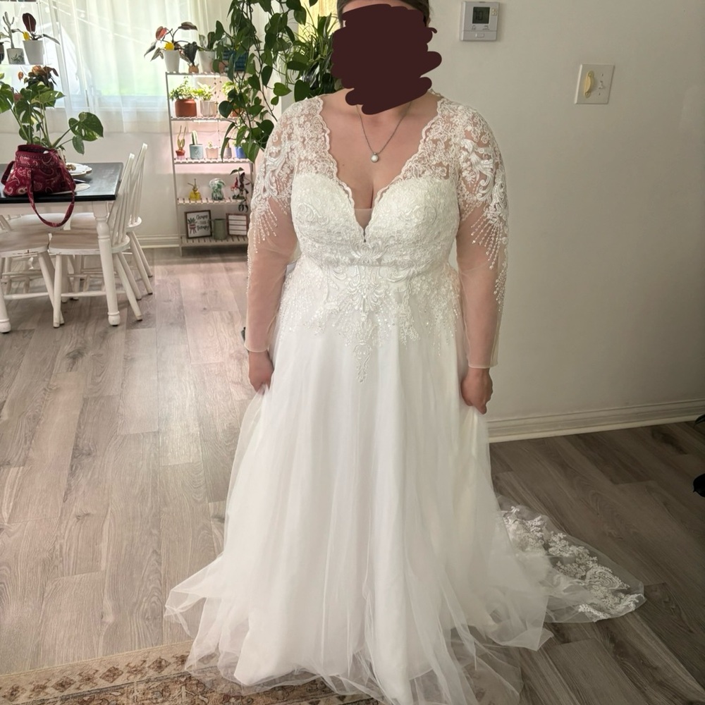 BRAND NEW WITH TAGS Elegant Lace Wedding Dress